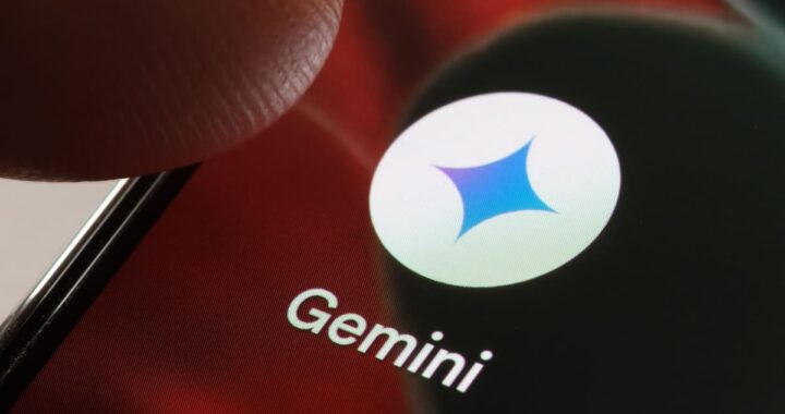 Pantalla de smartphone mostrando alerta de privacidad con logo de Google y Gemini sobre fondo de fotos y correos personales