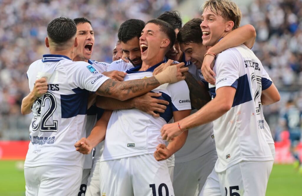 Nicolás Barros Schelotto celebra su gol olímpico ante Racing en el Bosque, con la pelota entrando por el segundo palo