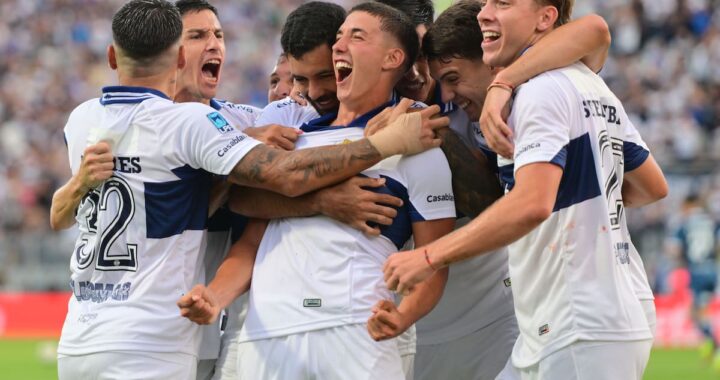 Nicolás Barros Schelotto celebra su gol olímpico ante Racing en el Bosque, con la pelota entrando por el segundo palo