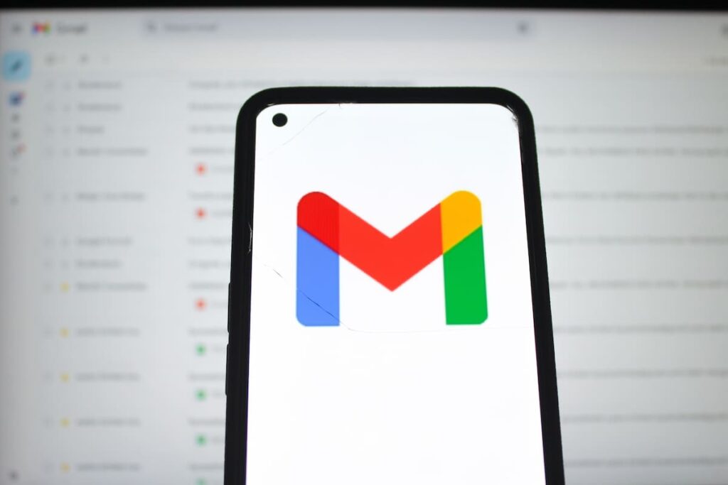 Interfaz de Gmail 2024 mostrando la IA 'Ayúdame a Escribir' generando un correo con estilo personalizado y sugerencias en tiempo real