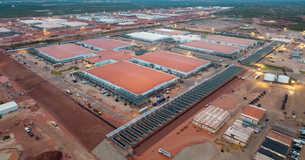 Planta de energía solar junto a centro de datos de Stargate con logo de OpenAI y paneles solares