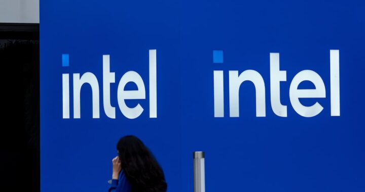 Gráfico de acciones de Intel en alza con logo de la empresa y fondo de chips de silicio en producción
