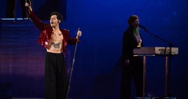 Harry Styles en escenario con luces neón durante anuncio de gira 'Together, Together 2026' con fechas en Latinoamérica