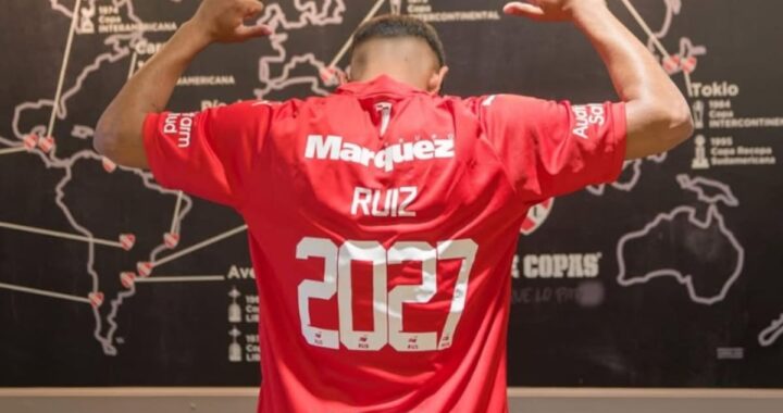 Javier Ruiz con gesto serio en entrenamiento de Independiente, rodeado de tensión por su conflicto contractual y posible salida millonaria