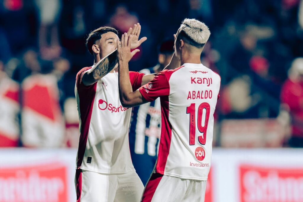 Abaldo celebra su gol con Montiel en el amistoso de Independiente vs Alianza Lima, mostrando la nueva sociedad ofensiva del Rojo