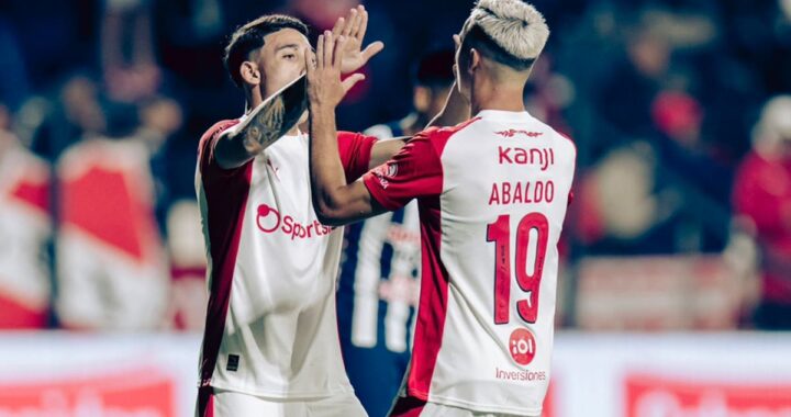 Abaldo celebra su gol con Montiel en el amistoso de Independiente vs Alianza Lima, mostrando la nueva sociedad ofensiva del Rojo
