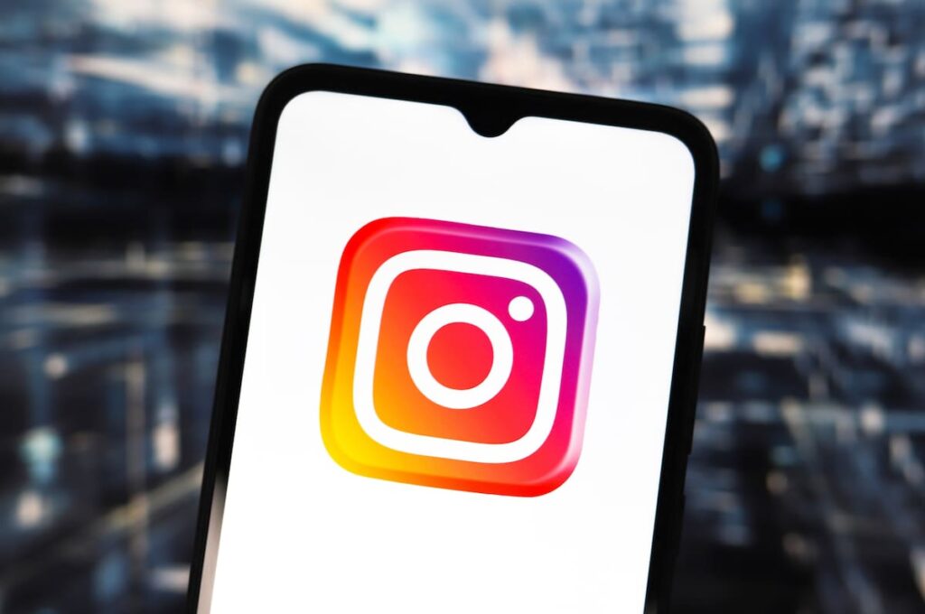 Interfaz de Instagram mostrando opciones de 'Tu algoritmo' para personalizar Reels en 2026 con temas específicos y bloqueo de categorías