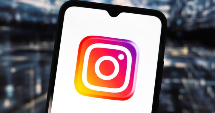 Interfaz de Instagram mostrando opciones de 'Tu algoritmo' para personalizar Reels en 2026 con temas específicos y bloqueo de categorías