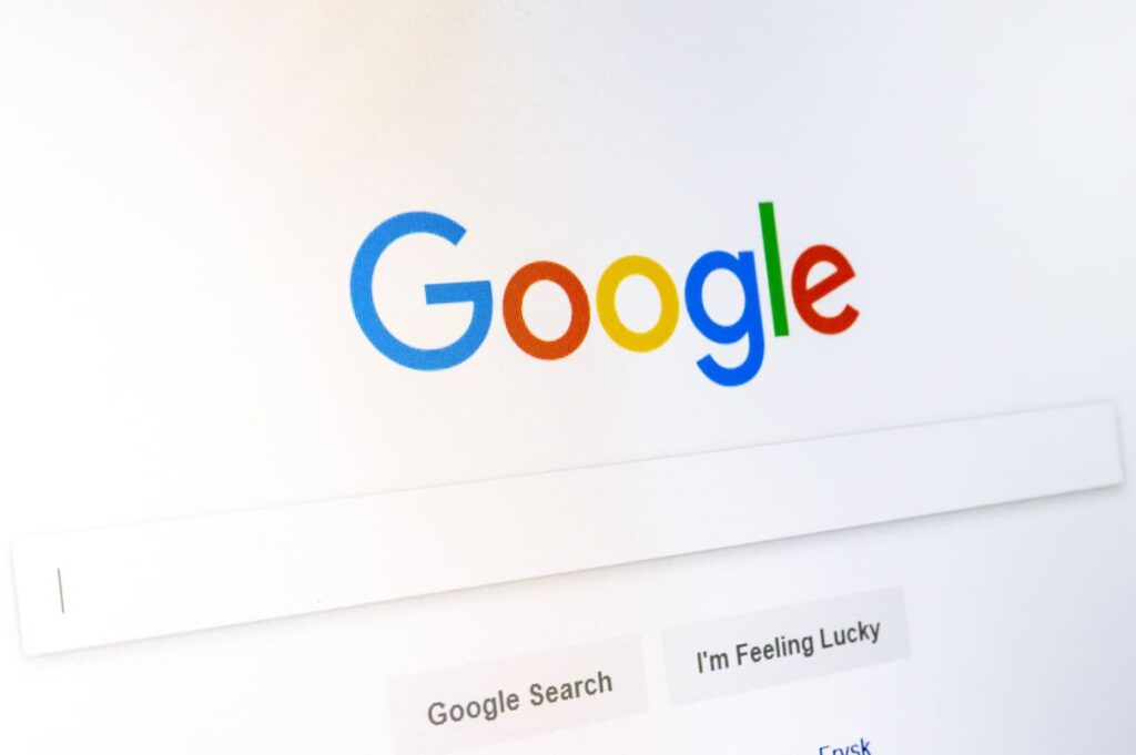 Pantalla de Google mostrando resultados basados en fotos personales y correos electrónicos con el logo de 'Inteligencia Personal'