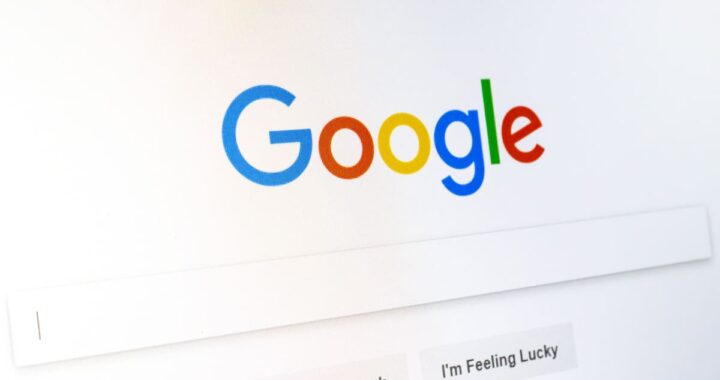 Pantalla de Google mostrando resultados basados en fotos personales y correos electrónicos con el logo de 'Inteligencia Personal'