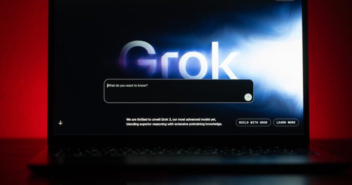 Pantalla de Grok con advertencia de bloqueo por deepfakes sexuales en Asia y logo de xAI borroso