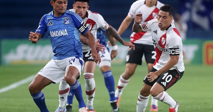 Juanfer Quintero con la cinta de capitán de River en el Gran Parque Central, mirando al horizonte con determinación
