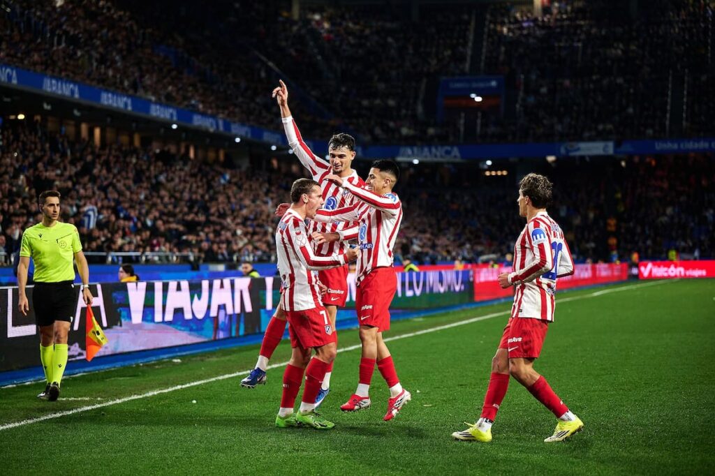 Antoine Griezmann celebra su gol de tiro libre con el Atlético, balón en el fondo de la red y barrera superada