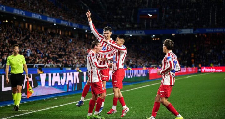 Antoine Griezmann celebra su gol de tiro libre con el Atlético, balón en el fondo de la red y barrera superada