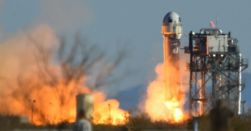 Jeff Bezos y equipo de Blue Origin revisan el módulo lunar Blue Moon en una instalación de la NASA
