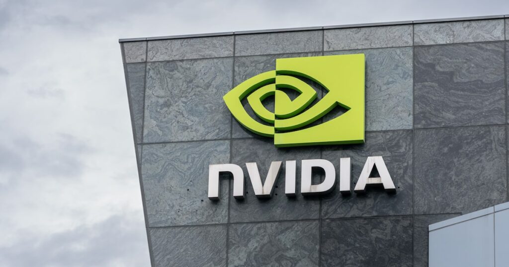 Jensen Huang presenta el chip Vera de Nvidia en un evento tecnológico con gráficos de rendimiento