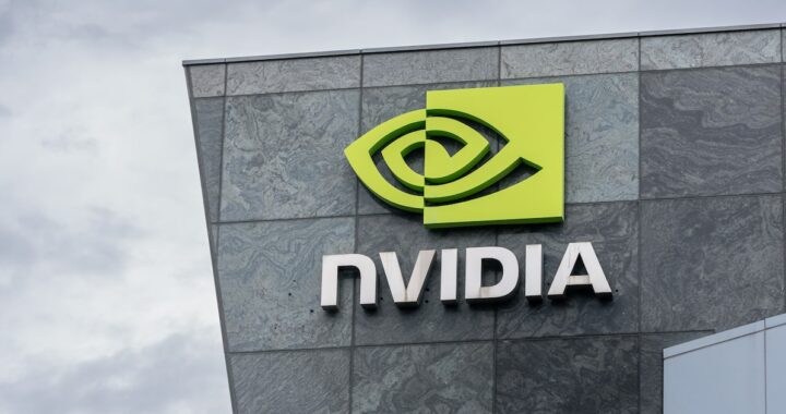 Jensen Huang presenta el chip Vera de Nvidia en un evento tecnológico con gráficos de rendimiento
