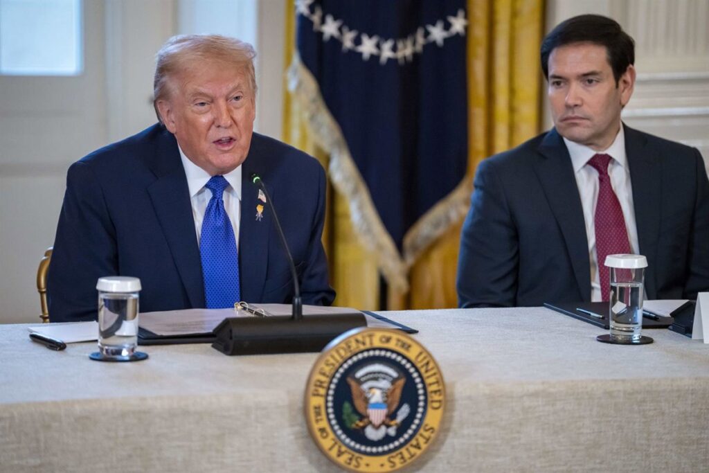 Tony Blair y exfuncionarios de Trump en reunión estratégica para la Junta de Paz de Gaza con mapas y documentos sobre la mesa