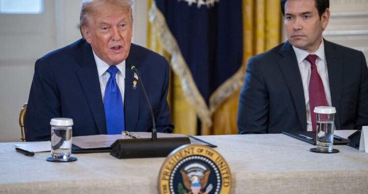 Tony Blair y exfuncionarios de Trump en reunión estratégica para la Junta de Paz de Gaza con mapas y documentos sobre la mesa
