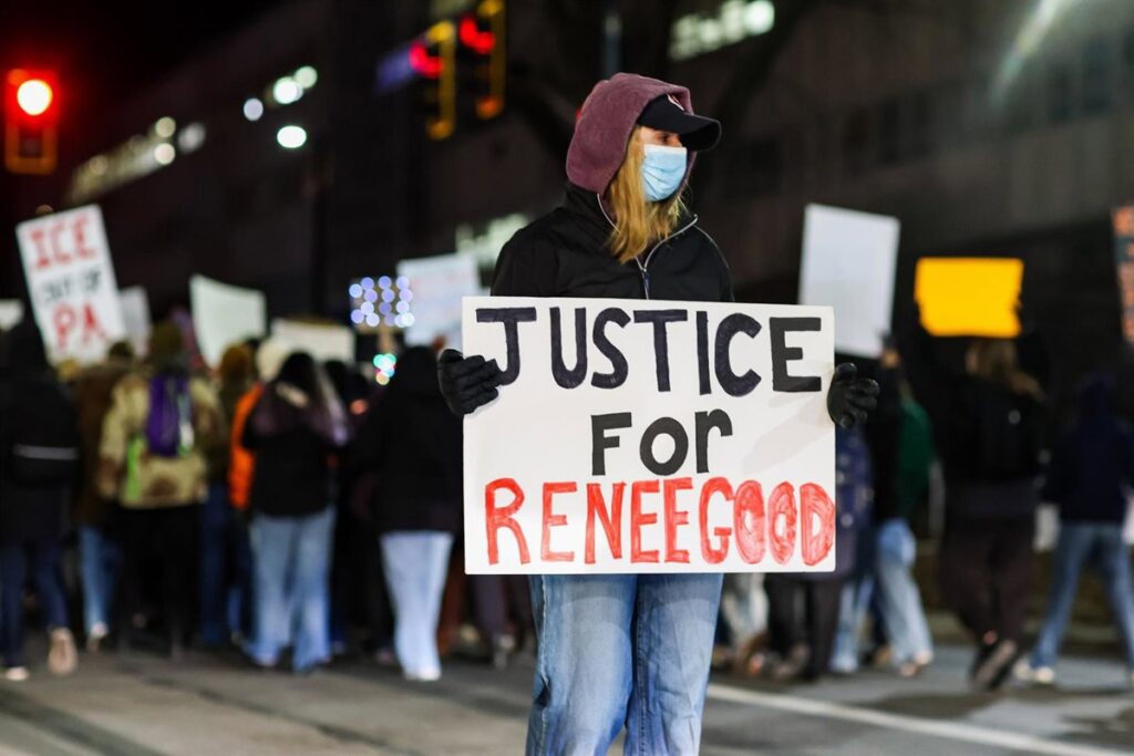 Agente del ICE en Minneapolis durante operativo con comunidad en protesta por muerte de civil