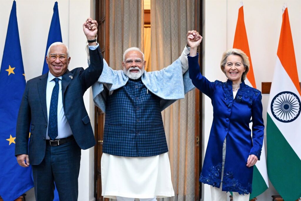 Líderes de la UE y Narendra Modi firman acuerdos en Nueva Delhi con banderas de fondo y documentos sobre la mesa