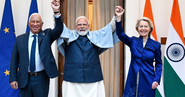 Líderes de la UE y Narendra Modi firman acuerdos en Nueva Delhi con banderas de fondo y documentos sobre la mesa