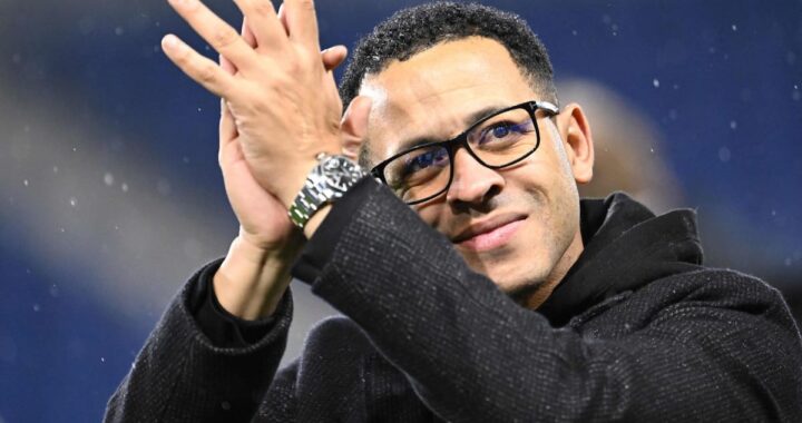 Liam Rosenior en rueda de prensa con camiseta del Chelsea y gesto serio tras su fichaje como técnico urgente