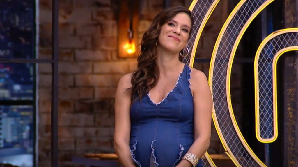 Carolina Sánchez con lágrimas abrazando a los concursantes de MasterChef al anunciar su despedida por maternidad