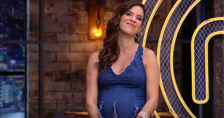 Carolina Sánchez con lágrimas abrazando a los concursantes de MasterChef al anunciar su despedida por maternidad