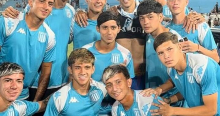 Ángel Di María celebra un gol con el brazo en alto mientras su esposa Jorgelina Cardoso lo apoya desde las redes