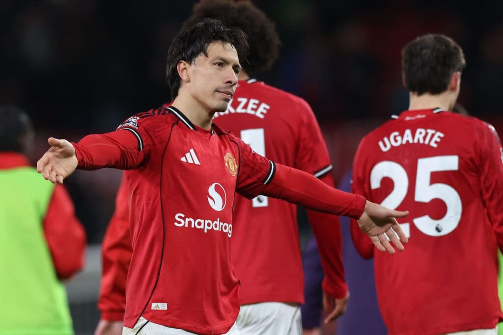 Lisandro Martínez con expresión de dolor en el suelo tras sufrir su lesión de rodilla en un partido del Manchester United