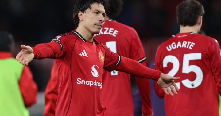 Lisandro Martínez con expresión de dolor en el suelo tras sufrir su lesión de rodilla en un partido del Manchester United