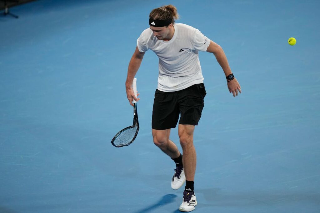 Alexander Zverev destruye su raqueta tras caer ante Hubert Hurkacz en la United Cup 2026 con marcador 6-3 6-4