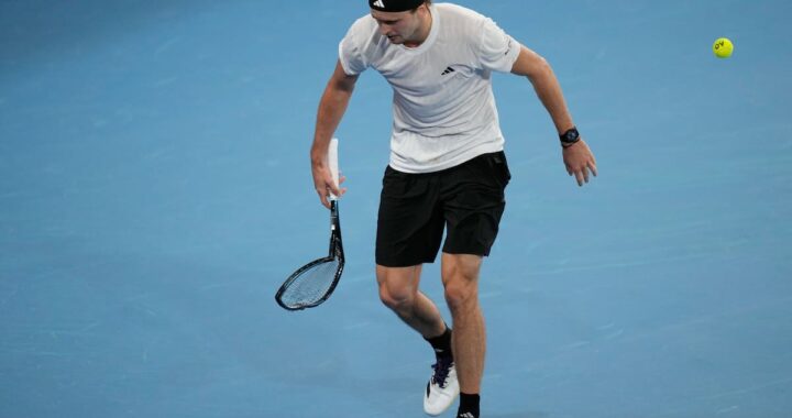 Alexander Zverev destruye su raqueta tras caer ante Hubert Hurkacz en la United Cup 2026 con marcador 6-3 6-4