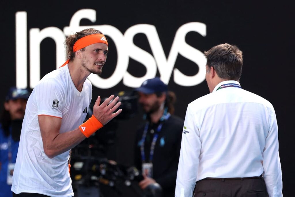Zverev grita a los árbitros mientras Alcaraz bebe jugo de pepinillos en pleno partido del Australian Open