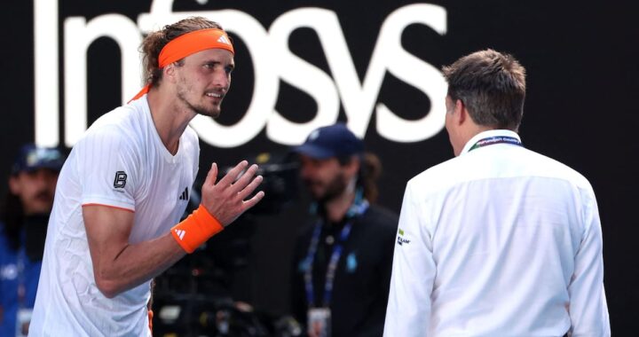 Zverev grita a los árbitros mientras Alcaraz bebe jugo de pepinillos en pleno partido del Australian Open
