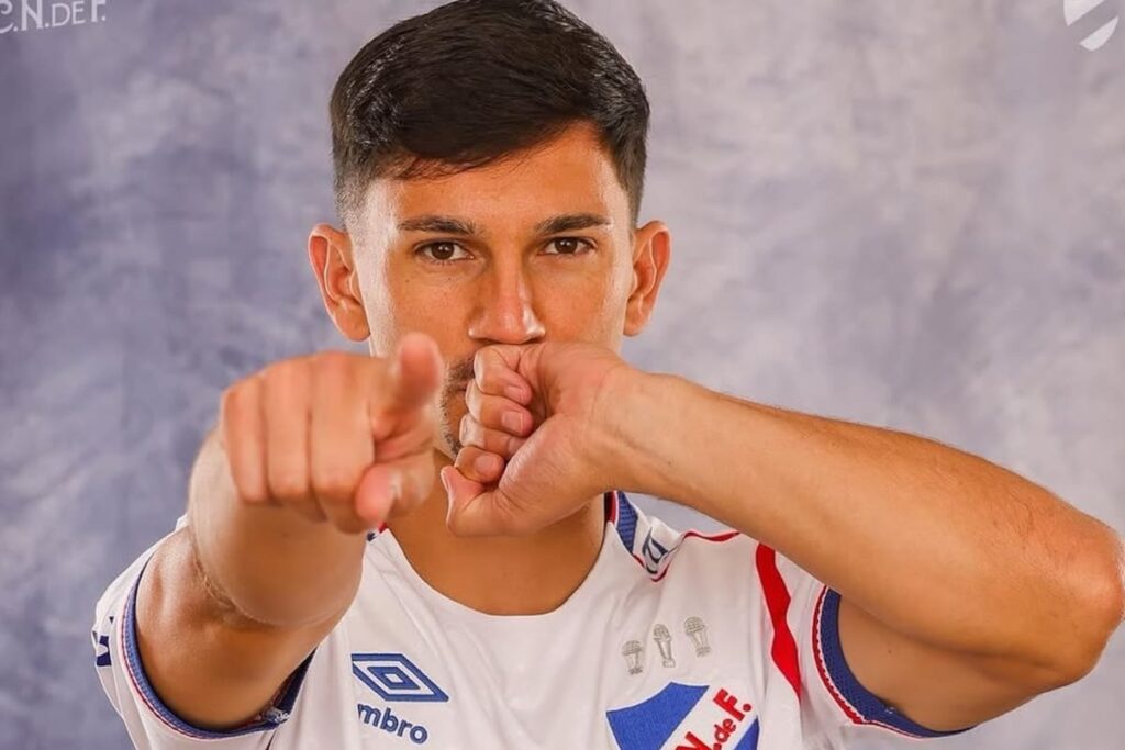 Maxi Silvera con camiseta de Nacional tras polémico pase desde Peñarol, generando división en el fútbol uruguayo