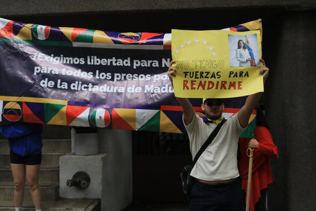 María Corina Machado con lista de 76 presos políticos liberados en Venezuela, mostrando discrepancia con cifras oficiales