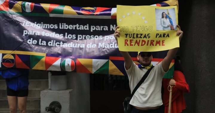 María Corina Machado con lista de 76 presos políticos liberados en Venezuela, mostrando discrepancia con cifras oficiales
