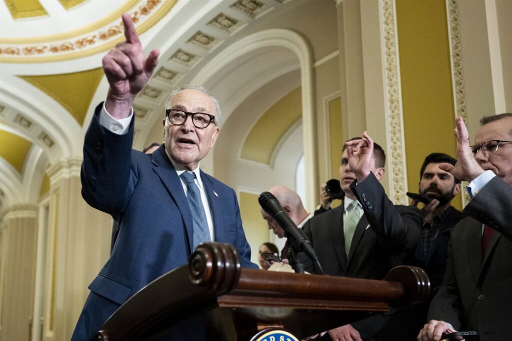 Chuck Schumer en rueda de prensa anunciando bloqueo a los aranceles de Trump a Europa por Groenlandia