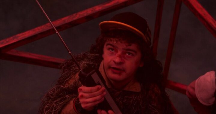 Cartel de 'Stranger Things 5' con los protagonistas en el Mundo del Revés, reflejando su caída crítica vs éxito masivo