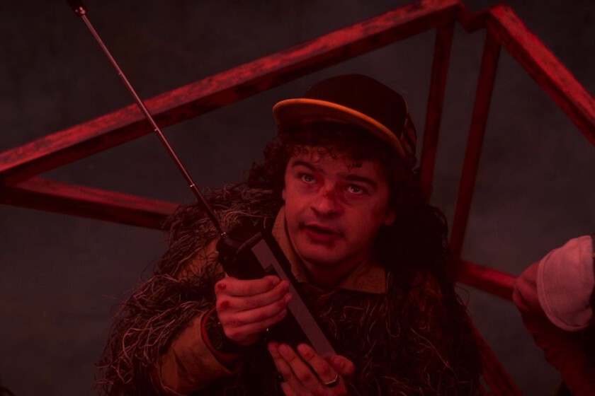 Cartel de 'Stranger Things 5' con los protagonistas en el Mundo del Revés, reflejando su caída crítica vs éxito masivo