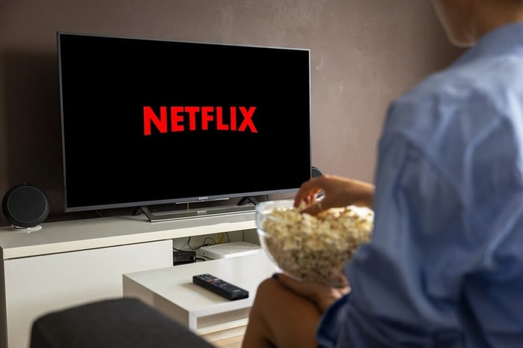 Televisor antiguo mostrando mensaje 'Este dispositivo ya no es compatible con Netflix' en pantalla negra con logo rojo