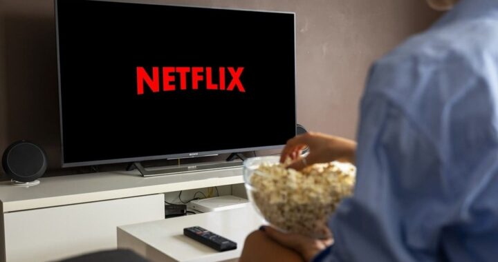Televisor antiguo mostrando mensaje 'Este dispositivo ya no es compatible con Netflix' en pantalla negra con logo rojo
