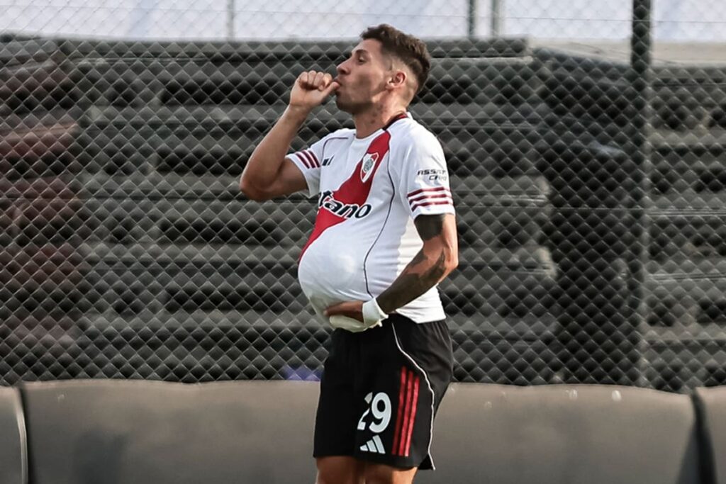 Gonzalo Montiel celebra su gol de cabeza ante Barracas Central, mostrando la alegría y la tensión del debut de River 2026 con fallas defensivas evidentes