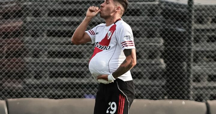Gonzalo Montiel celebra su gol de cabeza ante Barracas Central, mostrando la alegría y la tensión del debut de River 2026 con fallas defensivas evidentes