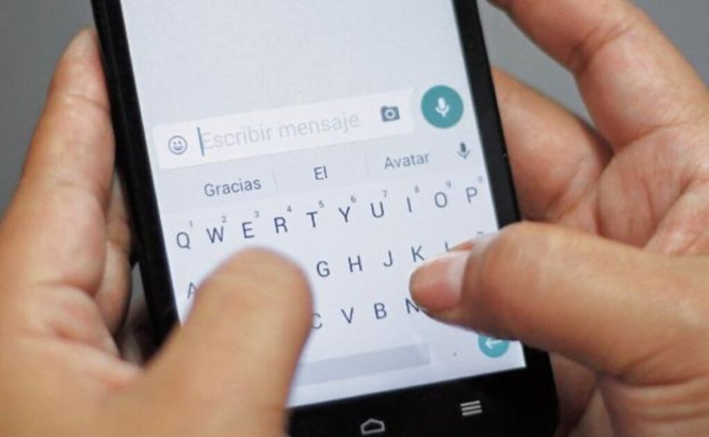 Celular mostrando mensajes de Año Nuevo 2026 con frases inspiradoras y emojis festivos en WhatsApp