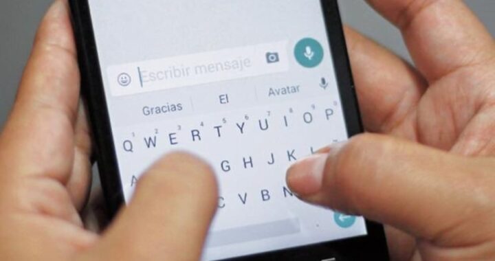 Celular mostrando mensajes de Año Nuevo 2026 con frases inspiradoras y emojis festivos en WhatsApp