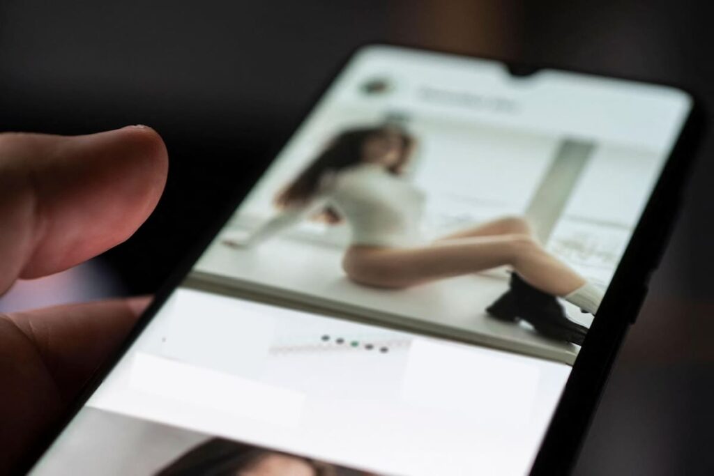Captura de pantalla de apps prohibidas en Play Store y App Store que generan desnudos con IA sin consentimiento