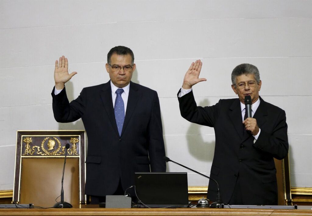 Enrique Márquez con gesto serio tras salir de prisión en Caracas, rodeado de familiares y miembros de la Plataforma Unitaria